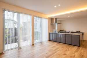 大きな開口が開放的な、リビングと小上がりが繋がる家