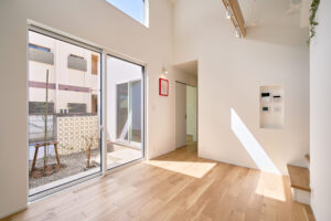 自然光を取り込む、中庭のある平屋の家