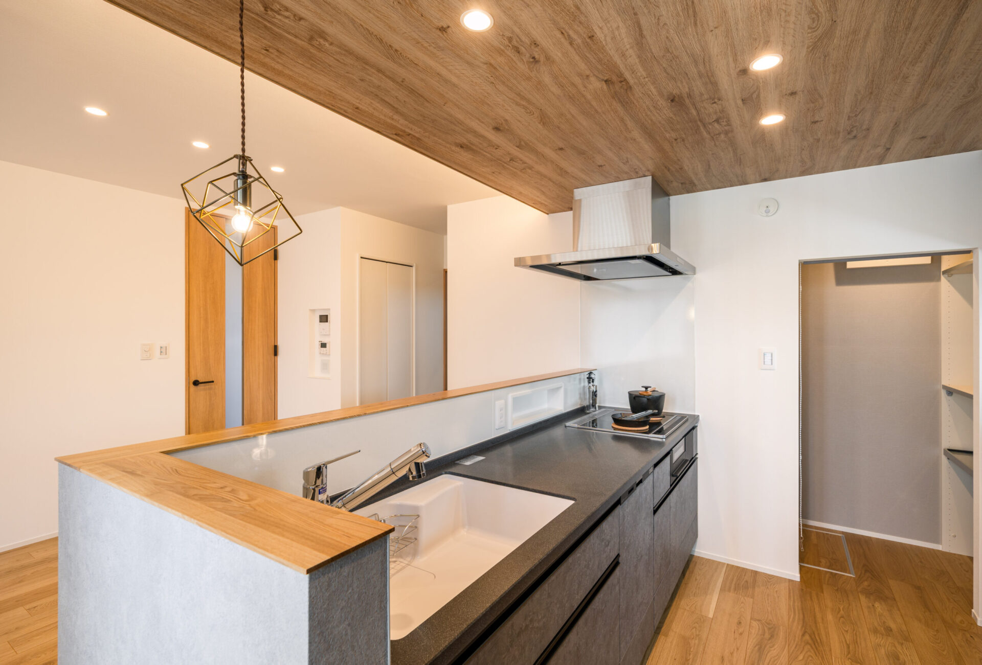 趣味を楽しむ、プライベートサロンのある家