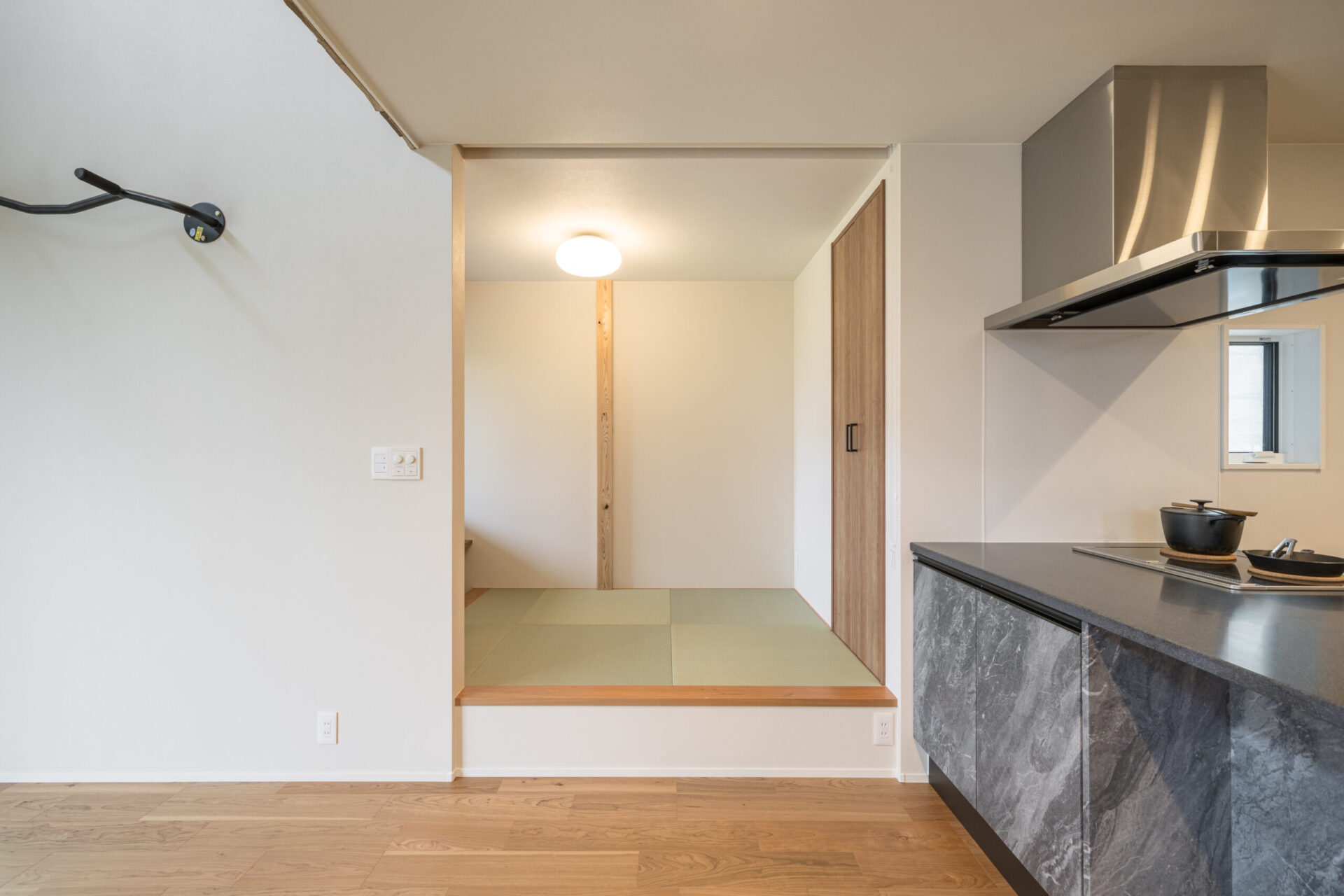 大きな吹抜けとシアタールームのある家