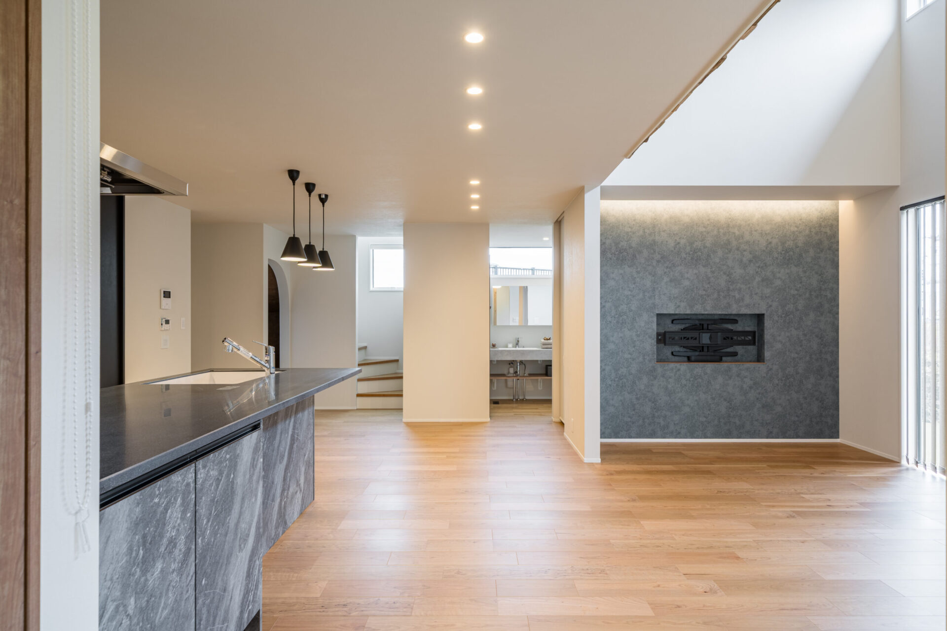 大きな吹抜けとシアタールームのある家