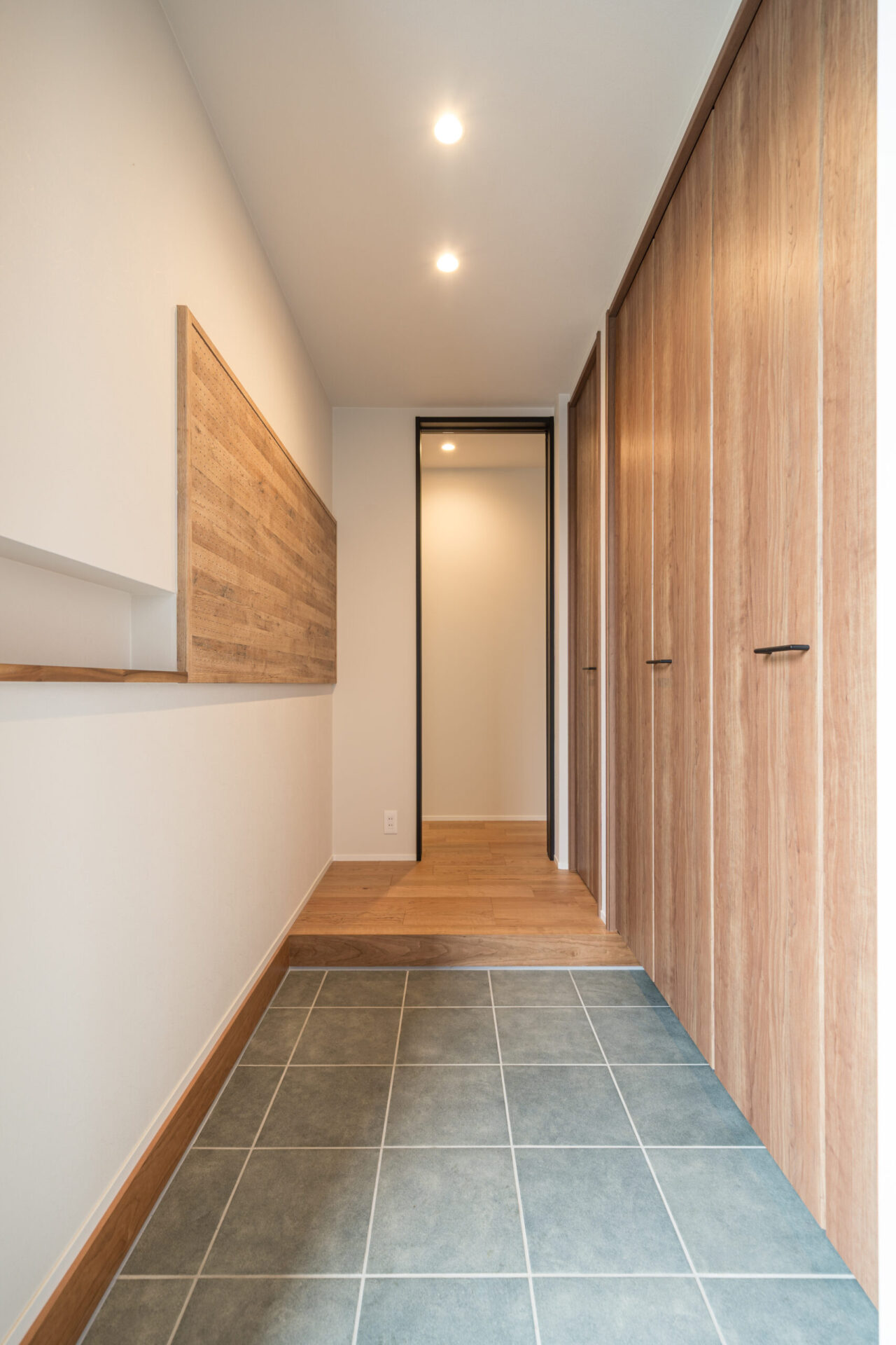 大きな吹抜けとシアタールームのある家