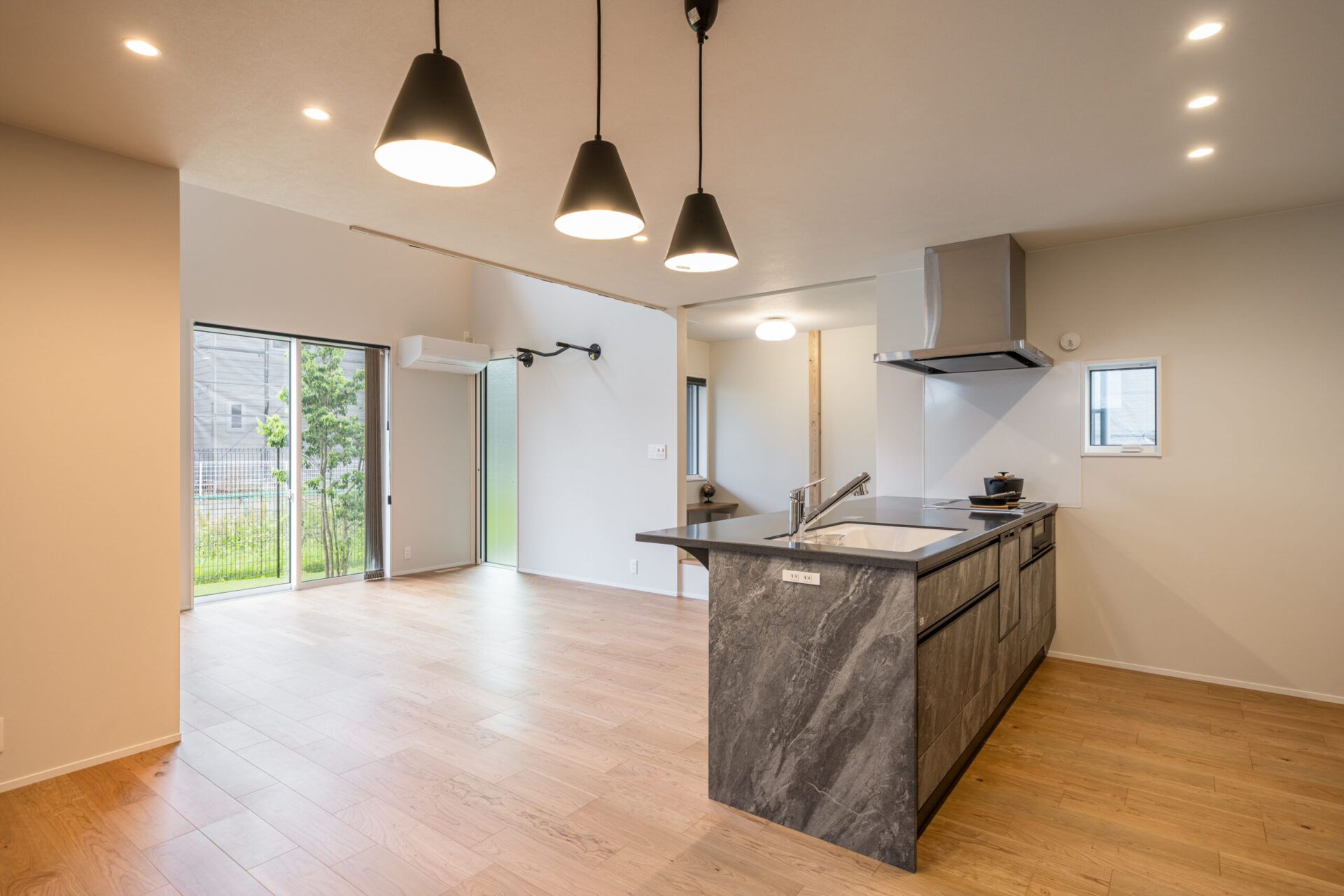 大きな吹抜けとシアタールームのある家