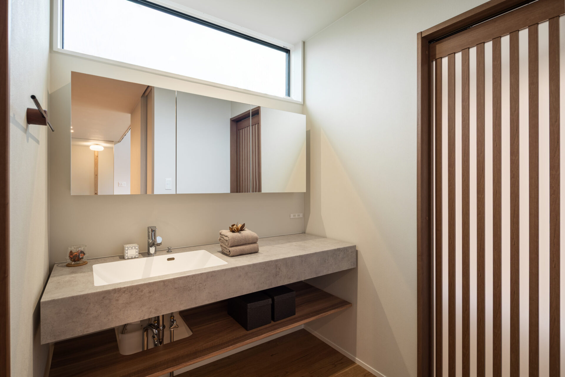 大きな吹抜けとシアタールームのある家